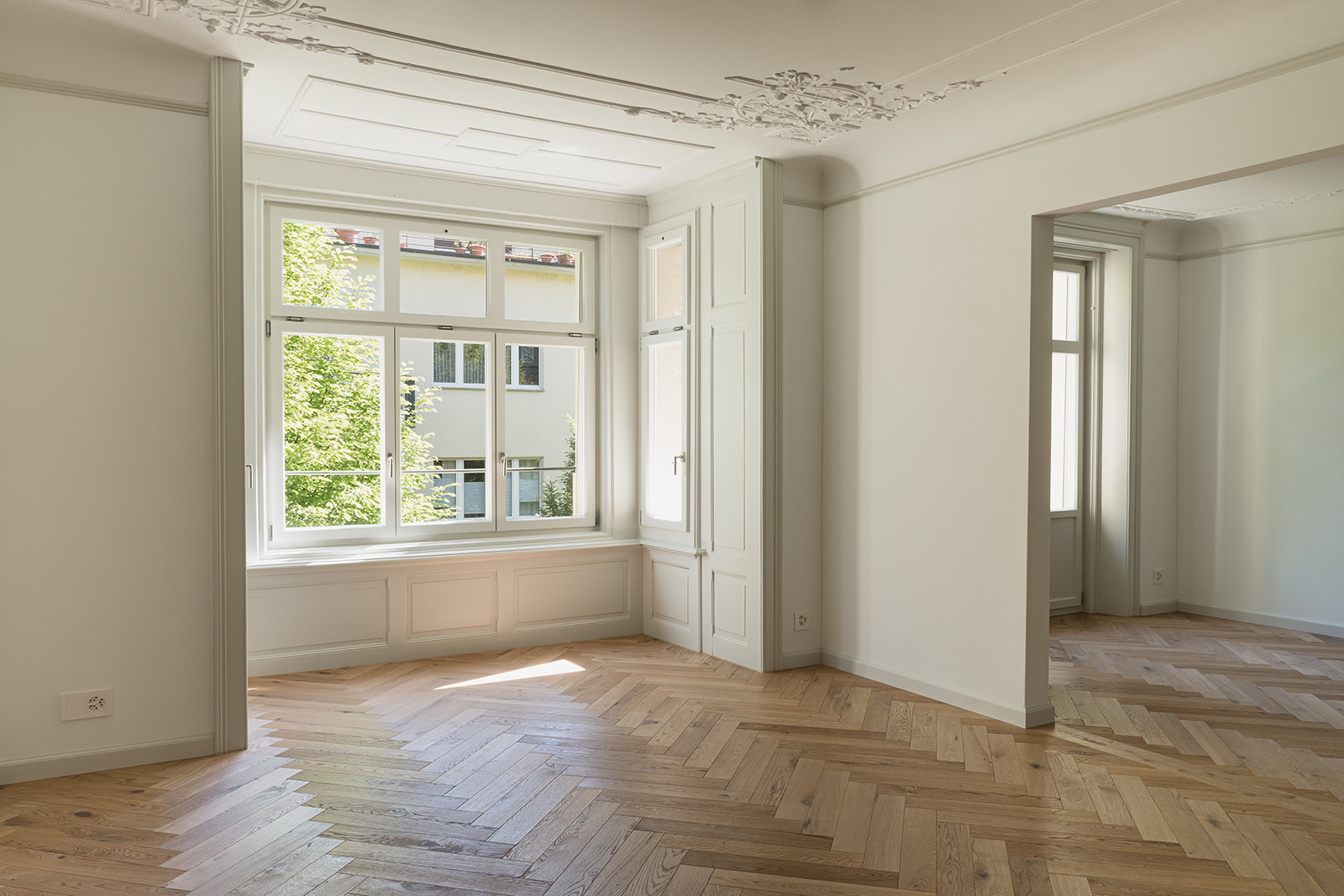 Anno 1907 – Zimmer mit Erker und originaler Stuckdecke